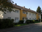 Hausansicht - Helle Rentnerwohnung mit Balkon im EG mit WBS